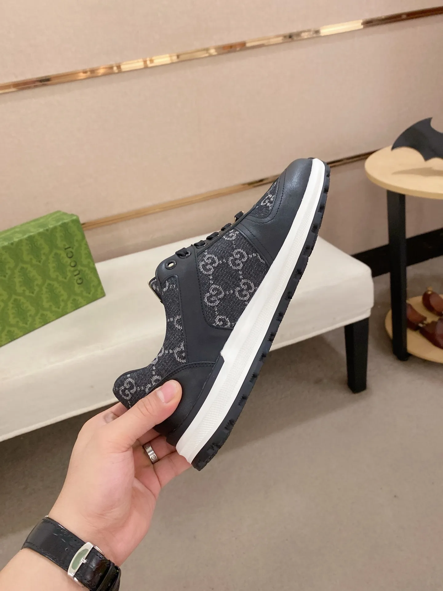 Men's clothing and shoes💰 400💰🇮🇹🇮🇹GUCCI (Gucci) top 🔍🔍 new models are on sale at the same time, the upper 🇮🇹 is imported Italian first-layer cowhide, the lining is fully imported sheepskin 💪💪, completely 1⃣️compared 1⃣️Reproduction🇮🇹💪💪, ⚠Sole: The original sole is specially provided by the original factory, the exclusive movable molded sole is super comfortable, ⚠Original factory follow-up goods, 🔍🔍high quality, you can enter and leave the counter at will, welcome to compare⚠. Code number: 38-44 (45 is custom-made and cannot be returned or exchanged)